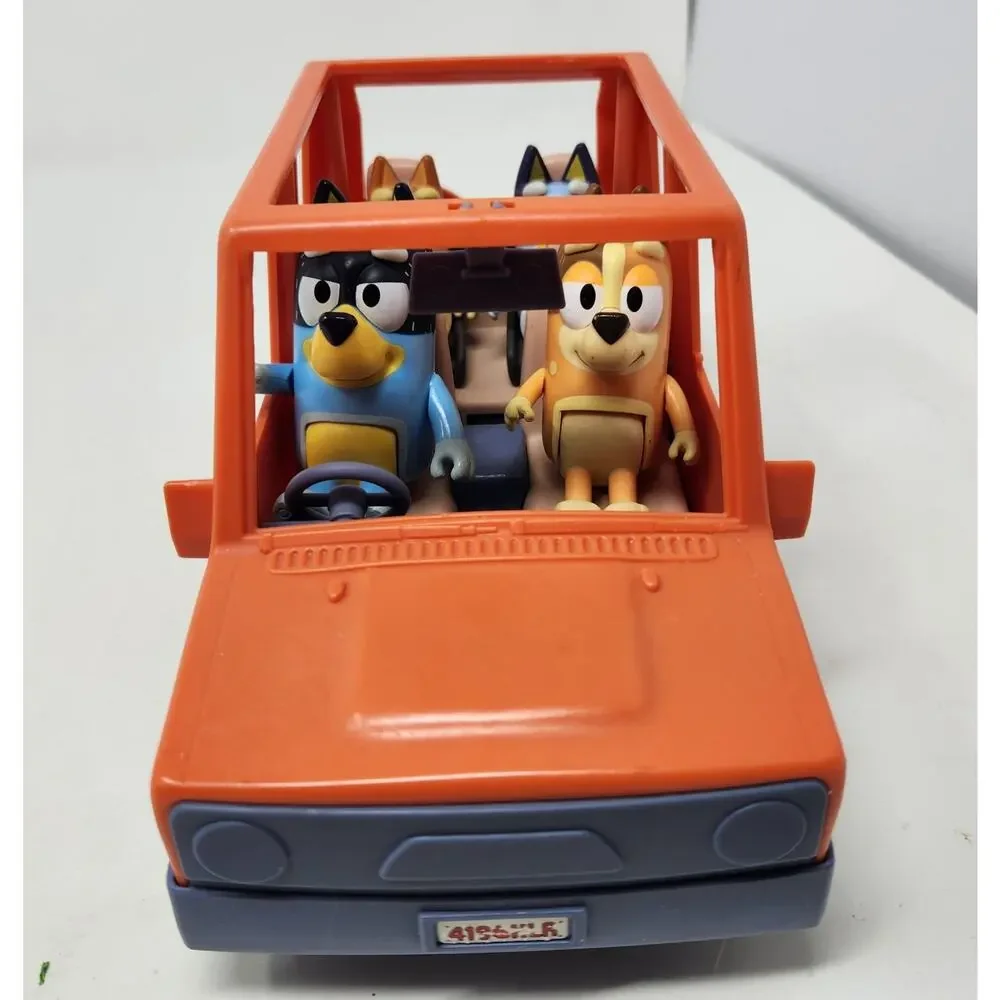 BLUEY Heeler Jeep 4WD FAMILY VEHICLE CAR w/ 4 Figures Dad Mom Bluey & Bingo